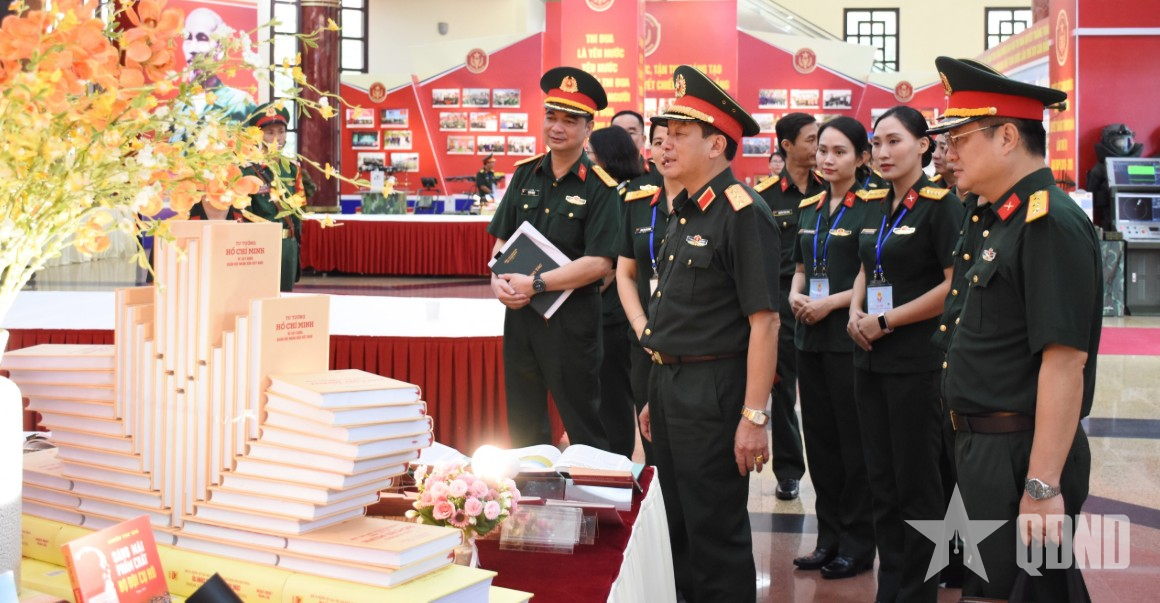 Ngát hương những sắc hoa thi đua